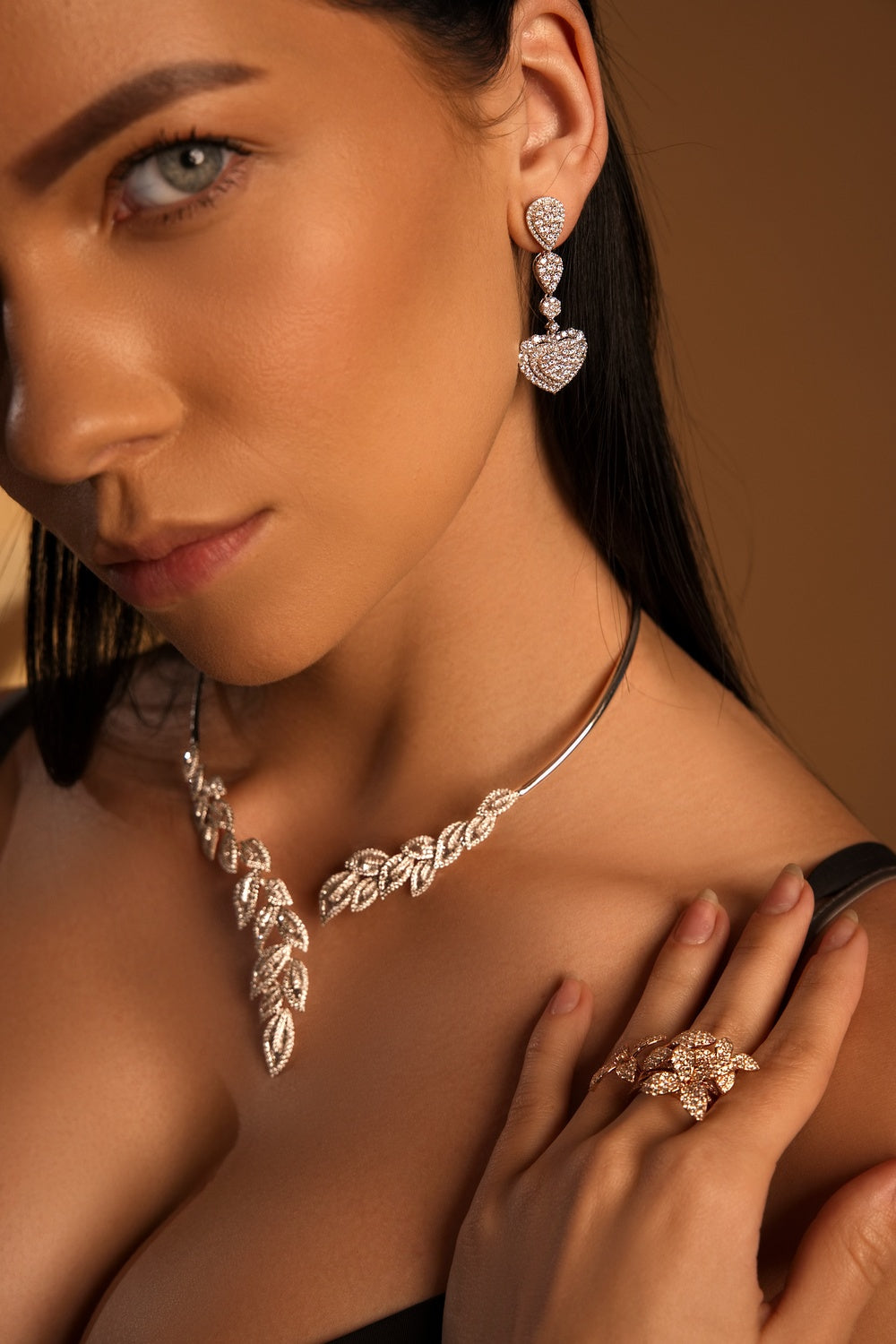 diamond leaf choker necklace, white gold leaf necklace with diamonds, luxury diamond choker for women, 18K gold leaf pattern necklace, elegant bridal diamond necklace, nature-inspired fine jewelry design, handcrafted leaf diamond choker, diamond vine necklace in white gold, curved leaf diamond setting necklace, high-end diamond collar necklace